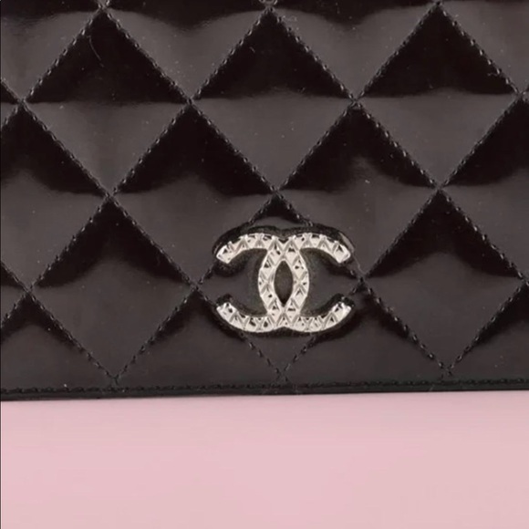 Chanel CC Yen Wallet in Quilted Patent Leather - Picture 6 of 12